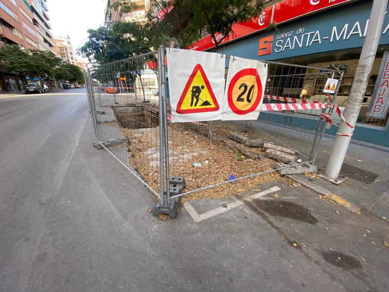 El PSOE critica que el Ayuntamiento sigue sin pedir permiso para cubrir el hoyo de avenida Europa  