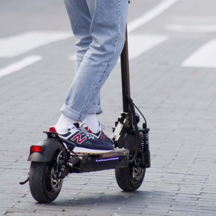 Herido con un trauma craneal y policontusiones un joven de 17 años en un accidente con un patinete 