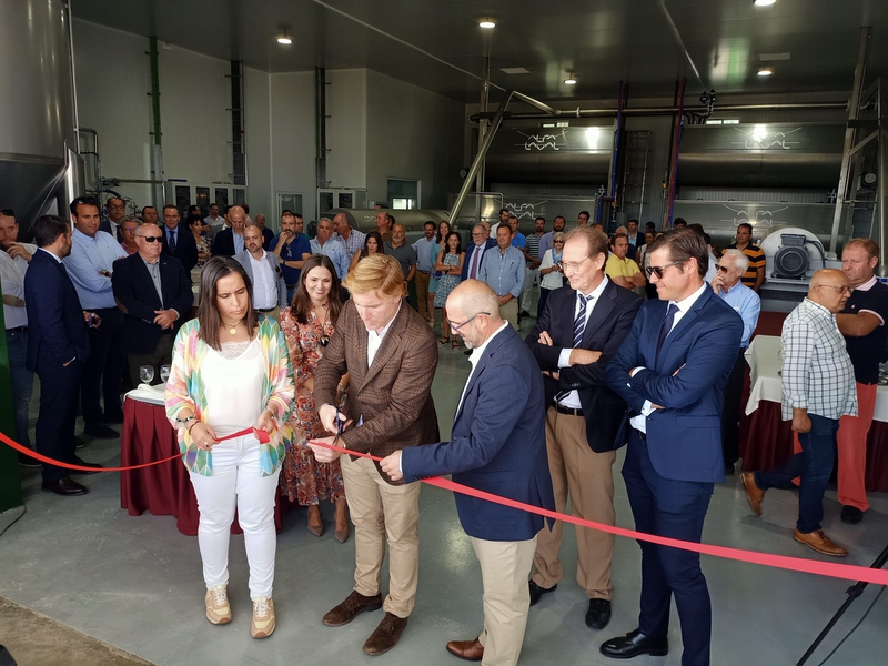 Gragera inaugura la Almazara en Gévora 