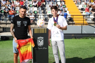 El Badajoz homenajeó a Rubén Tanco y David García