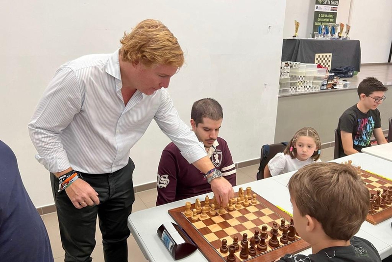 Enrique Gallardo consigue llevarse el torneo de ajedrez 'Puente del Pilar'