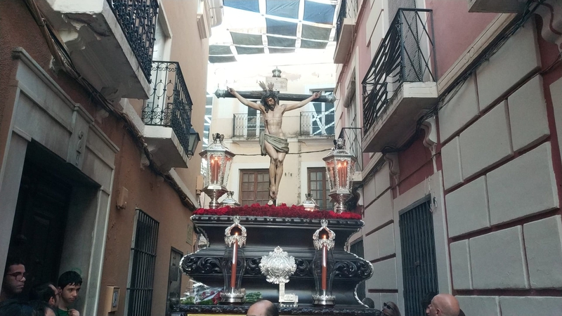 El Cristo del Amor procesiona por un casco antiguo repleto de público