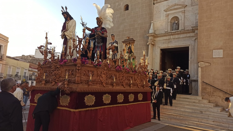 Los desfiles procesionales de Semana Santa llenan las calles de Badajoz este jueves Santo 