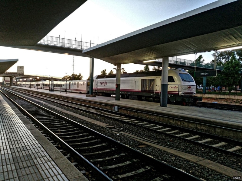 Adif AV encara la última fase de las obras de renovación de vías y ampliación de andenes de la estación de Badajoz