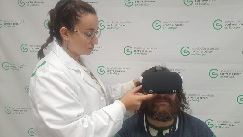 La Asociación contra el Cáncer de Badajoz pone a disposición de los pacientes de cáncer gafas virtuales para relajar y mejorar el bienestar