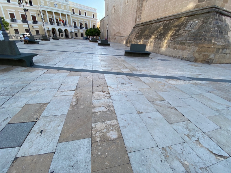 El PSOE pide reparar ya las baldosas de la plaza de Espaa  