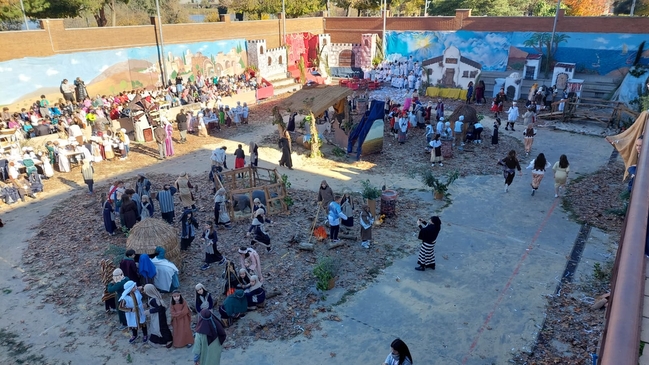 Más de 300 alumnos del Santa Teresa representan un Belén Viviente espectacular