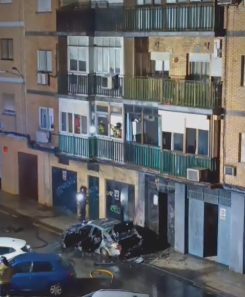 Arde un vehículo en la ''Plaza Chica'' de Badajoz