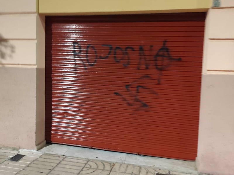 Aparecen unas pintadas con simbología nazi en la sede del PSOE en Badajoz