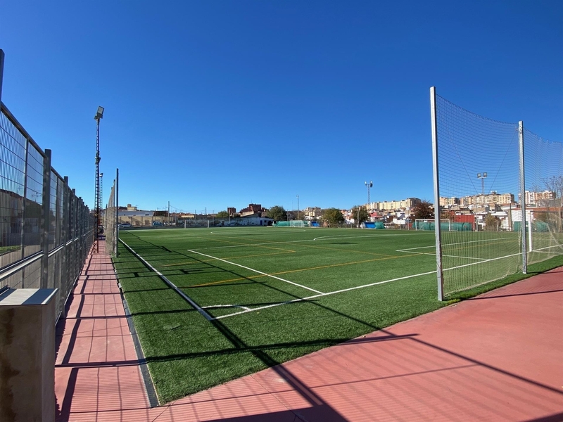 El PSOE de Badajoz afea que el campo de fútbol de Cerro de Reyes cumple cuatro años sin vestuarios