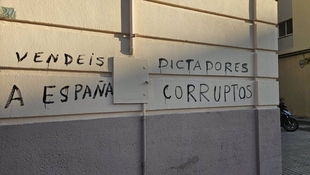 Aparecen pintadas en fachada de la sede provincial del PSOE de Badajoz