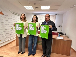 Una campaña en farmacias de Badajoz fomenta que los ciudadanos se hagan el test de detección de cáncer de colon