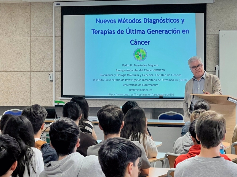 El rector de la UEx acerca la investigación oncológica al alumnado del IES San Fernando de Badajoz
