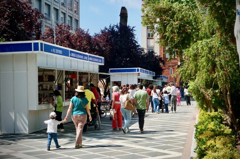 La Feria del Libro de Badajoz acaba con más de 70 presentaciones y la visita de 5.500 escolares en jornadas matinales