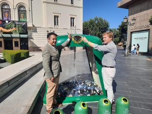 El primer contenedor de vidrio transparente llega a Badajoz para desmontar mitos sobre el reciclaje de este material