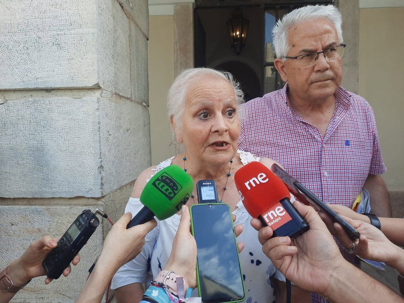 Vecinos de Las 800 presentan 940 firmas al Ayuntamiento de Badajoz ante el 