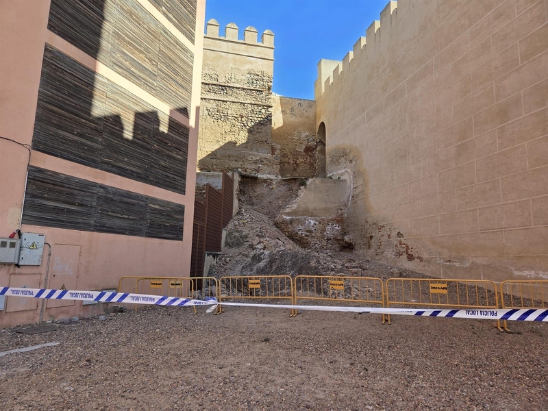 La Alcazaba de Badajoz sufre un pequeño derrumbe en un tramo entre la torre de Espantaperros y la Plaza Alta