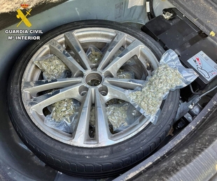 Detenido cuando circulaba cerca de Badajoz con dos kilos de marihuana y hachís ocultos en la rueda de repuesto