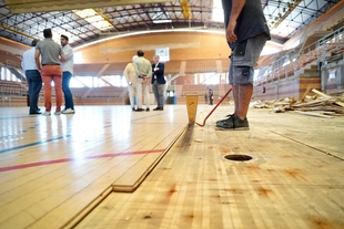 Arrancan las obras de sustitución de la pista central del pabellón de La Granadilla de Badajoz