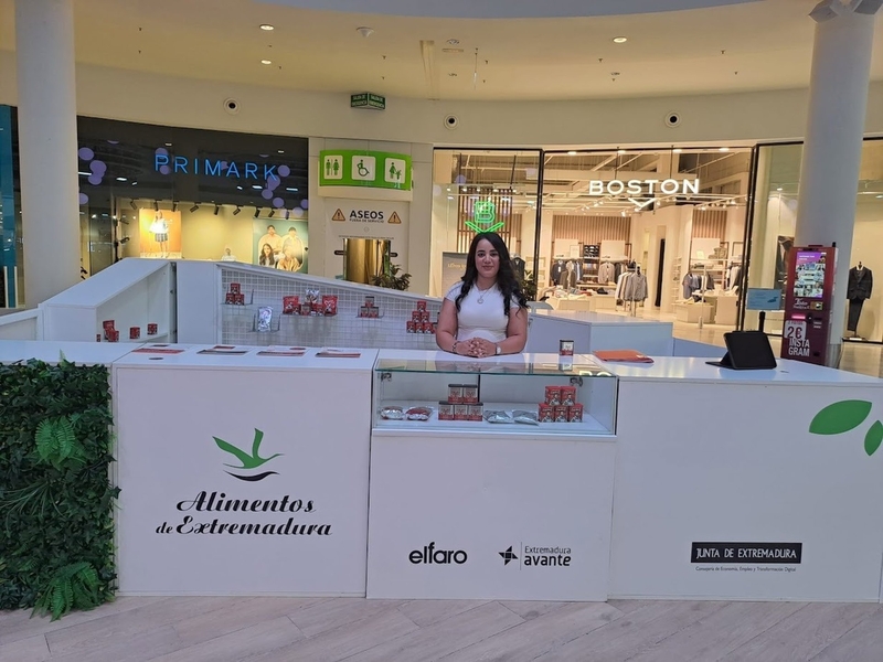 La marca 'Alimentos de Extremadura' se promociona en un stand en el centro comercial El Faro de Badajoz