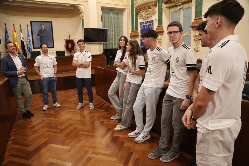 Ricardo Cabezas recibe a los atletas del Club Deportivo de Atletismo de Badajoz