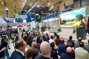 Badajoz presenta en FITUR su promoción turística junto al cartel de la Semana Santa 2026