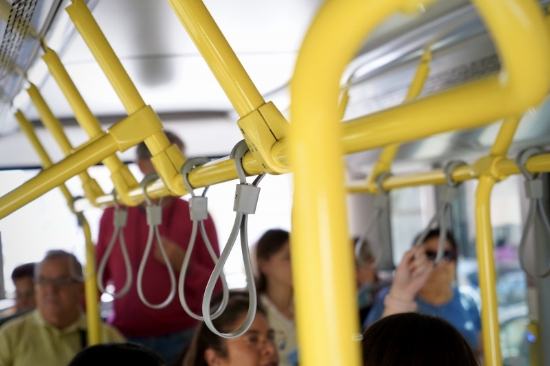 Renovada la gratuidad del autobús para menores de 14 años y 50% de descuento en el resto de bonos