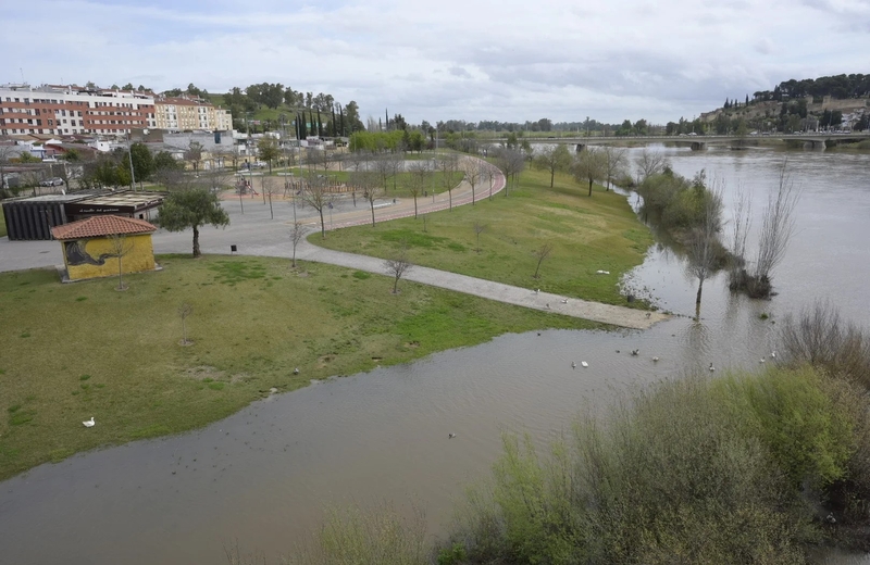 El alcalde visita las zonas y vecinos afectados por el temporal y anuncia las primeras medidas