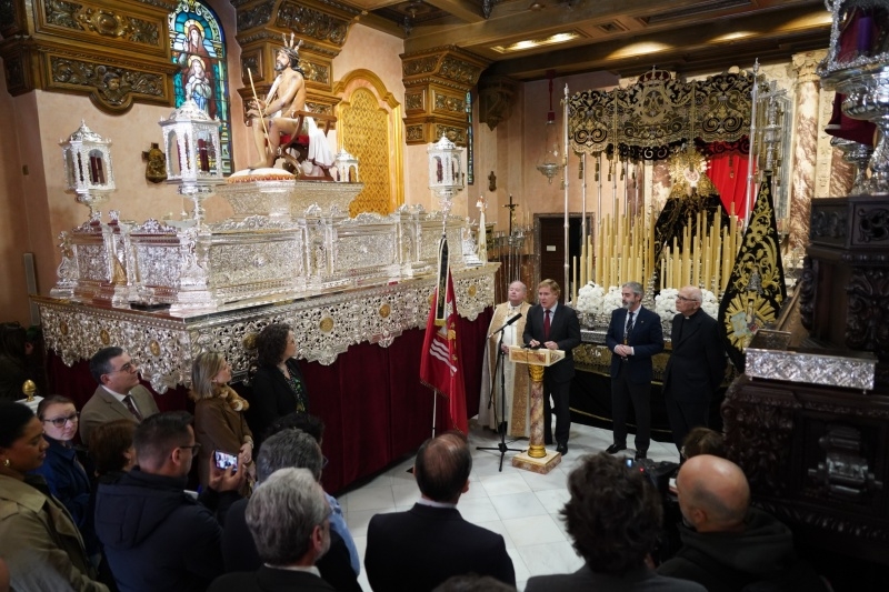 El Ayuntamiento de Badajoz entrega la bandera de la ciudad a la patrona Nuestra Señora de la Soledad